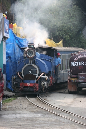 The little Darjeeling train comes by… and it’s chaos !