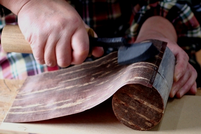 The delicate art of making tea canisters from cherry bark