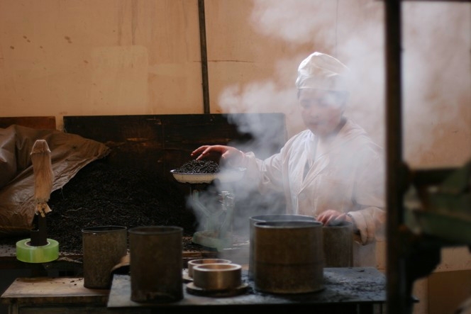 Pu Er tea cakes are steamed