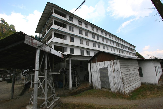 Namring Tea Estate : an imposing factory