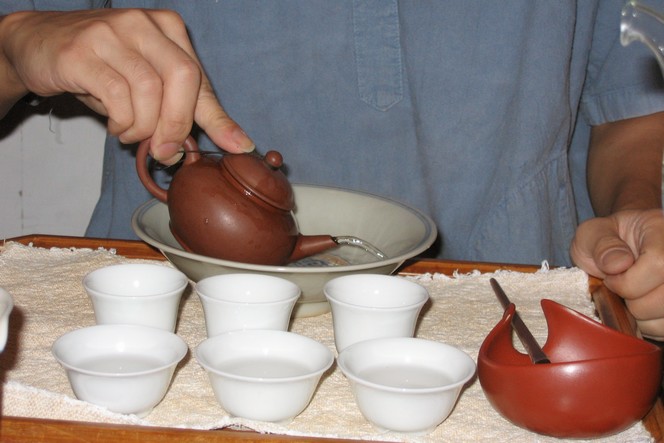 Preparing tea according to the Gong Fu method