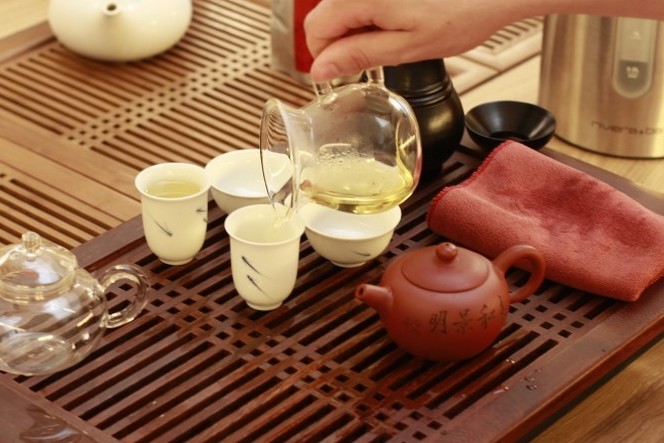 Swapping the kyusu for the tea boat