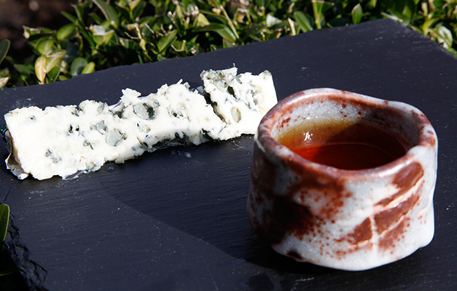 Tea and cheese pairing: Thé du Tigre and Roquefort Tea and cheese pairing: Thé du Tigre and Roquefort